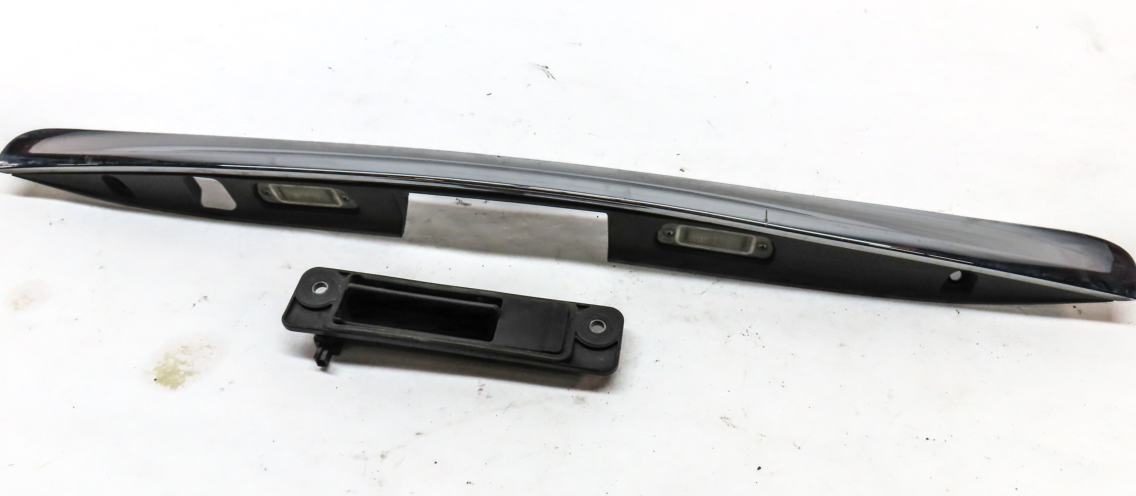 2012 MERCEDES GL450 X164 REAR TRUNK HATCH LICENSE PLATE LIGHT LAMP w/HANDLE — exact item pictured